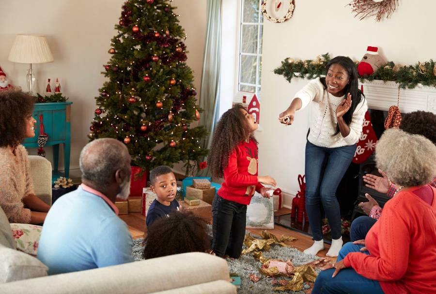 Famille jouant ensemble à Noël