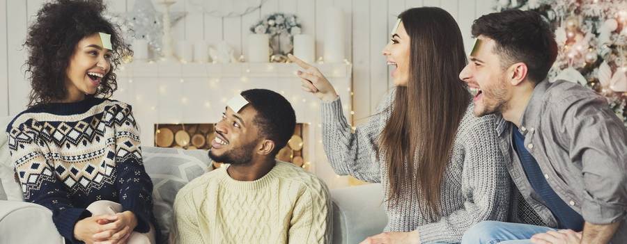 Amis autour d'un jeu de société de Noël