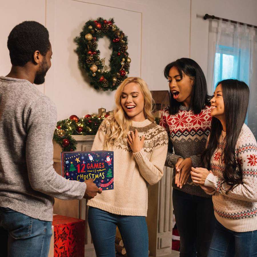 Amies ouvrant le cadeau 12 Games of Christmas